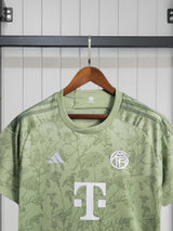 FC Bayern München l 2023 Wiesn-Sondertrikot